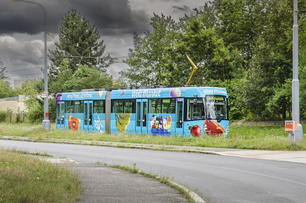 Reklama Wolt na MHD Plzeň