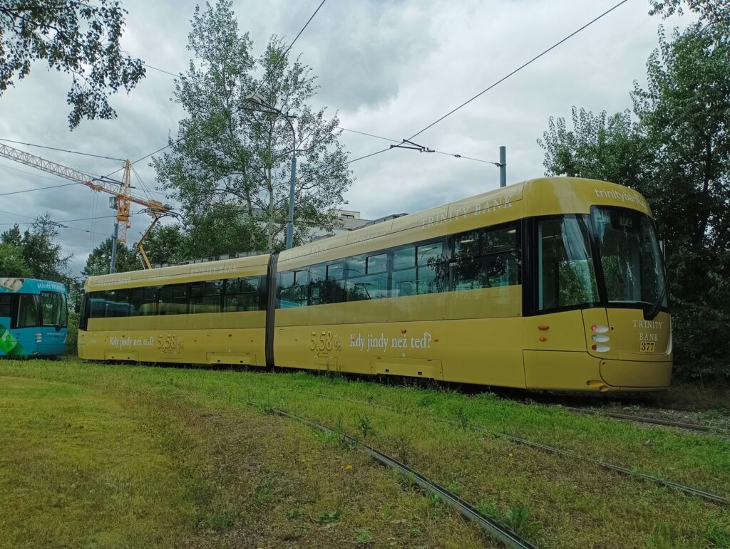 Celopolep Trinity na tramvaji v Plzni